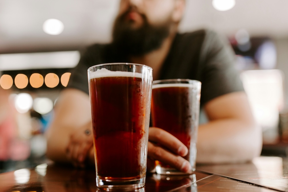 Man holding a beer